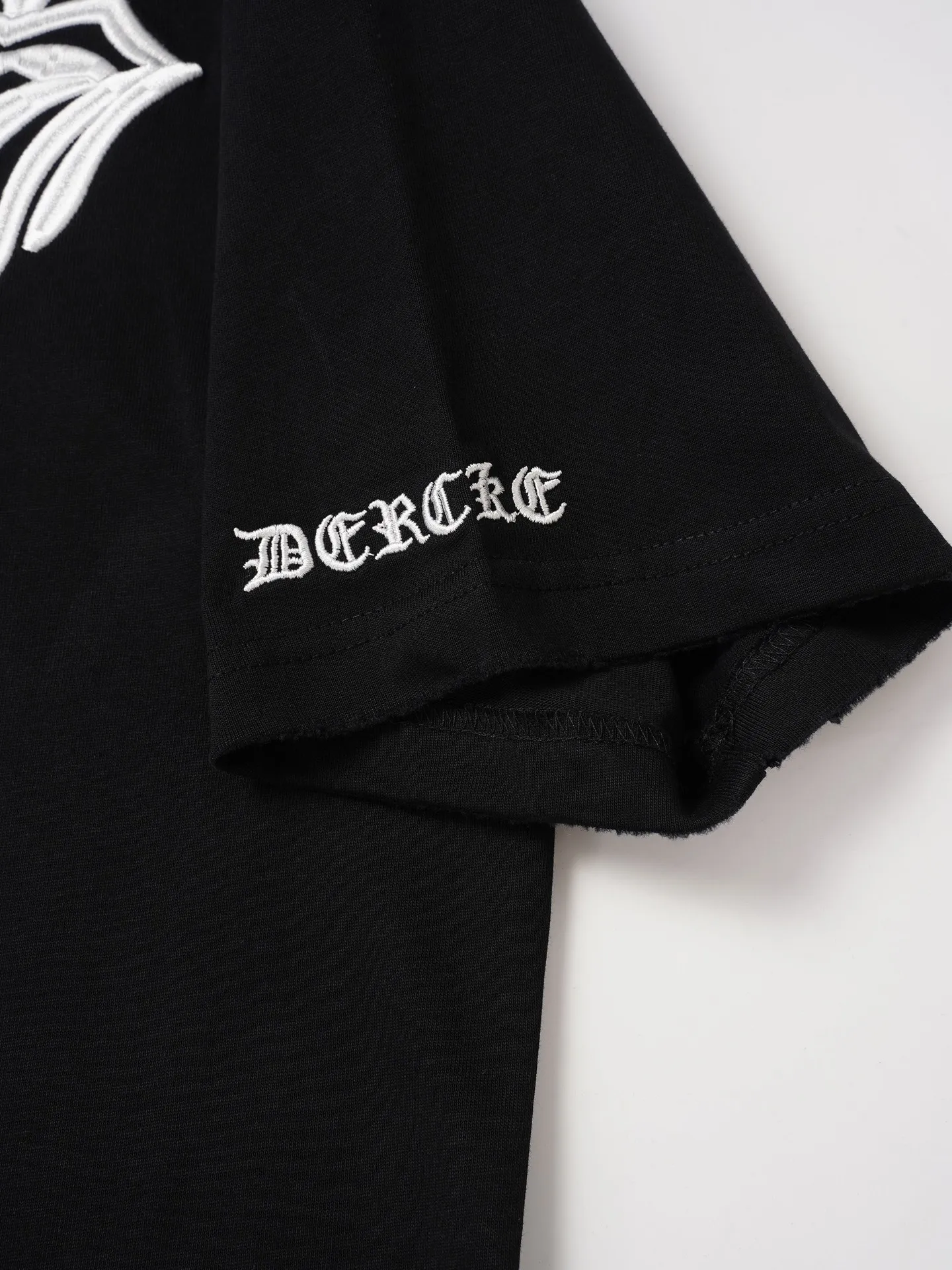 105 CH 2026ss T Chrome Hearts（ ）T ， ， ， 。 ， ， ， 。 / ， ， ， “ ” 。 ， ， ； ， ， ； ， 、 ， ， oversize 。 “Chrome Hearts” ， ， Classic “ + ” ， ， ， 。 T ， 、 ， ， ， 。 ：White Black Size：XS S M L